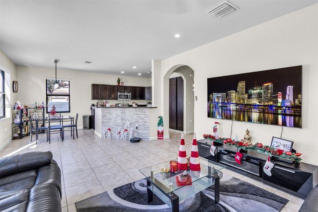 8894 W 34th Avenue, Hialeah, FL 33018