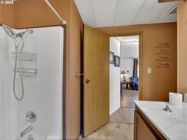 21100 Ne SANDY Blvd 62, Fairview, OR 97024