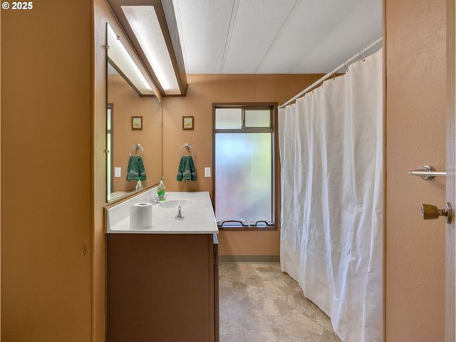 21100 Ne SANDY Blvd 62, Fairview, OR 97024