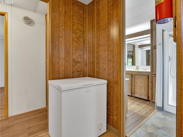 21100 Ne SANDY Blvd 62, Fairview, OR 97024