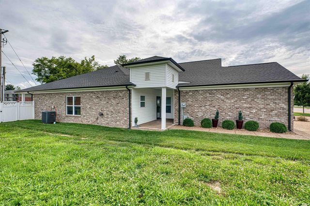 8537 Pebble Creek Drive, Newburgh, IN 47630