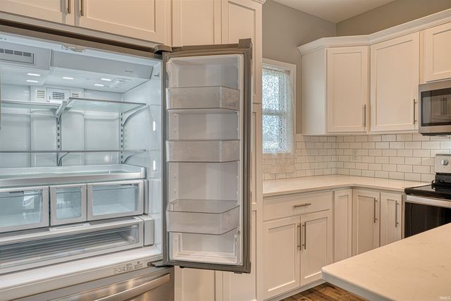 8537 Pebble Creek Drive, Newburgh, IN 47630