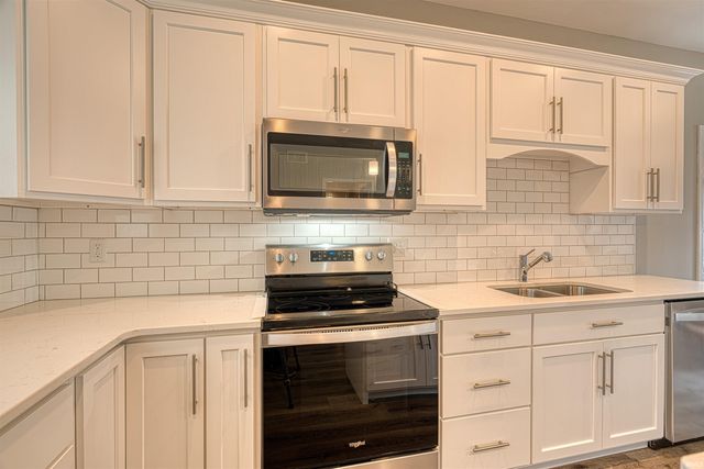 8537 Pebble Creek Drive, Newburgh, IN 47630