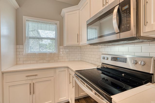 8537 Pebble Creek Drive, Newburgh, IN 47630
