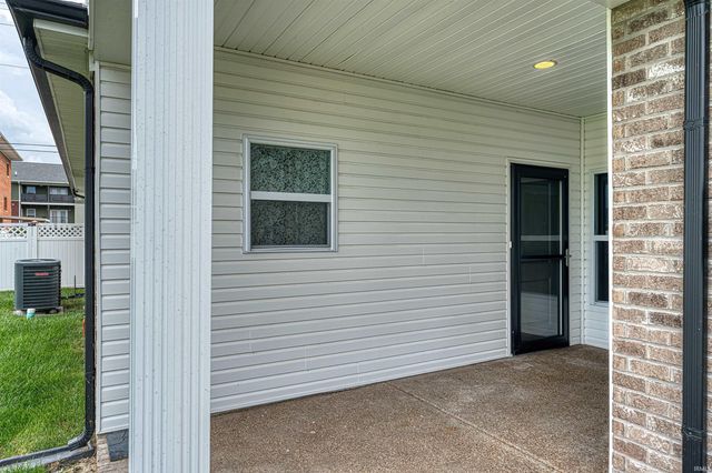 8537 Pebble Creek Drive, Newburgh, IN 47630