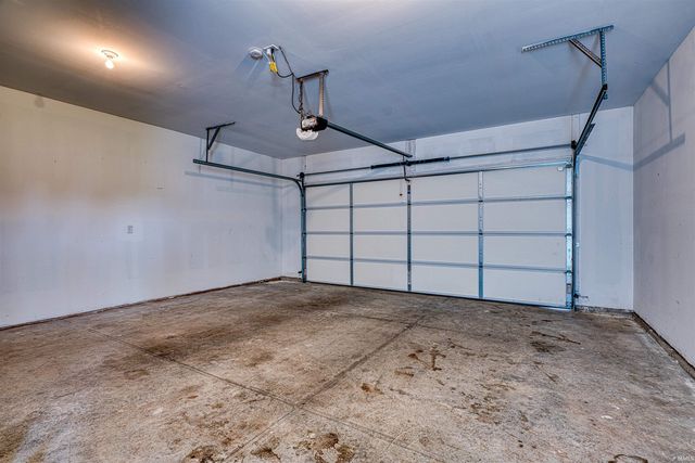 8537 Pebble Creek Drive, Newburgh, IN 47630