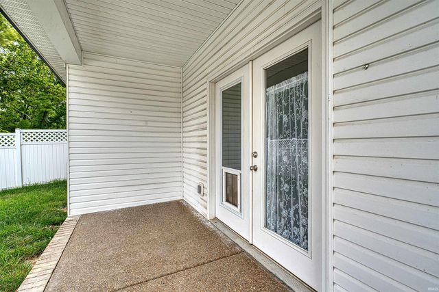 8537 Pebble Creek Drive, Newburgh, IN 47630