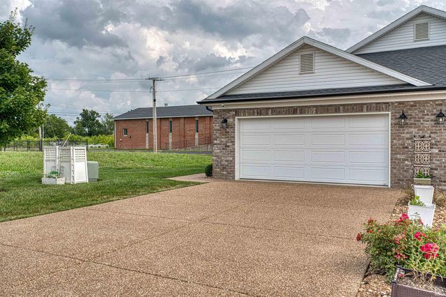 8537 Pebble Creek Drive, Newburgh, IN 47630