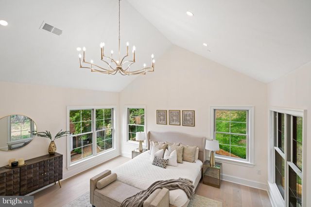 5631 MACARTHUR BLVD NW, Washington, DC 20016