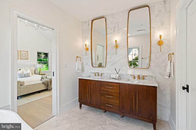 5631 MACARTHUR BLVD NW, Washington, DC 20016