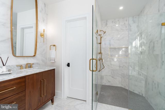 5631 MACARTHUR BLVD NW, Washington, DC 20016