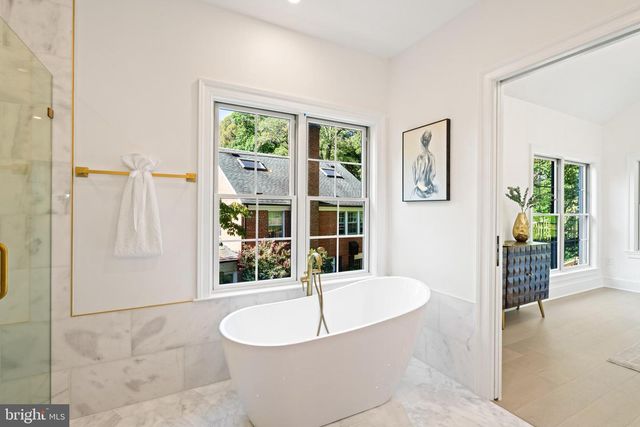 5631 MACARTHUR BLVD NW, Washington, DC 20016