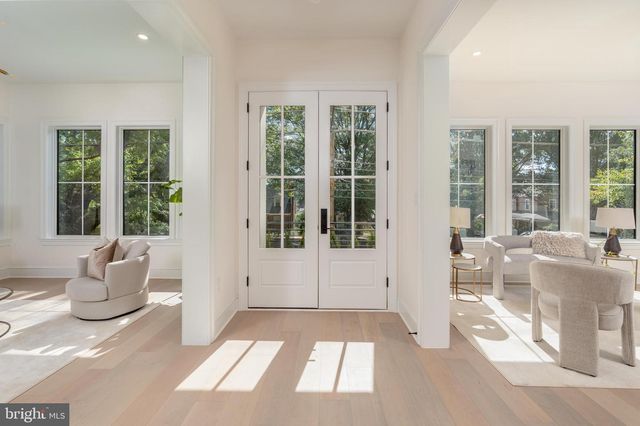 5631 MACARTHUR BLVD NW, Washington, DC 20016