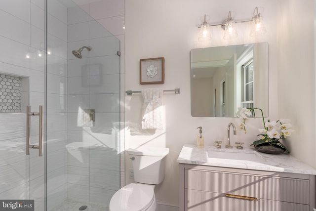 5631 MACARTHUR BLVD NW, Washington, DC 20016