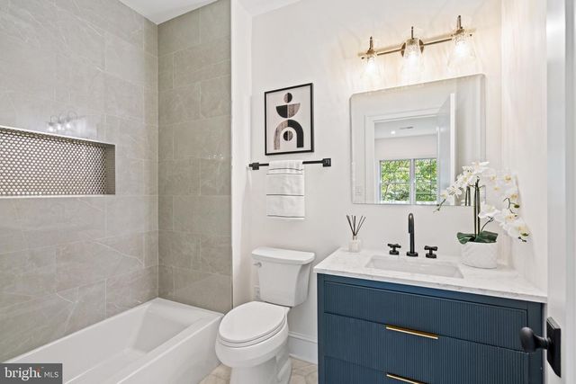 5631 MACARTHUR BLVD NW, Washington, DC 20016