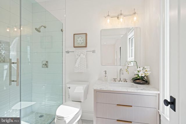 5631 MACARTHUR BLVD NW, Washington, DC 20016