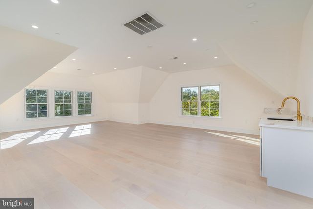 5631 MACARTHUR BLVD NW, Washington, DC 20016