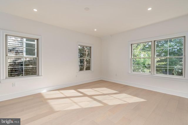 5631 MACARTHUR BLVD NW, Washington, DC 20016