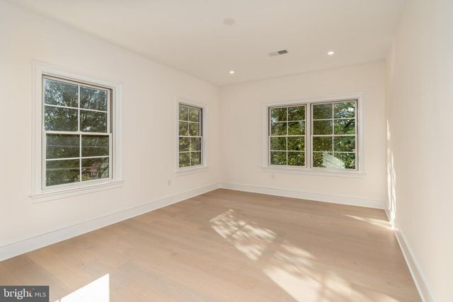 5631 MACARTHUR BLVD NW, Washington, DC 20016