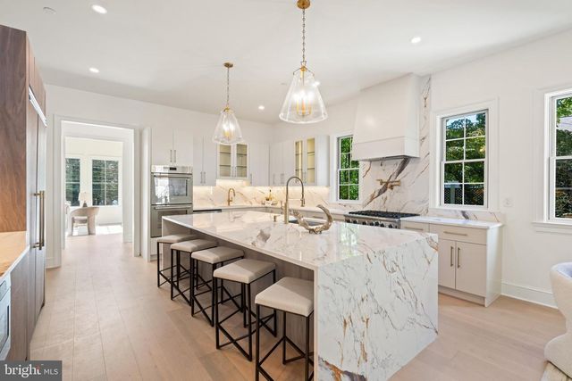 5631 MACARTHUR BLVD NW, Washington, DC 20016