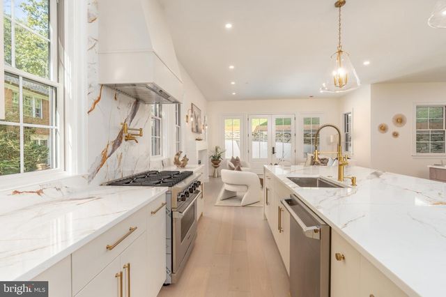 5631 MACARTHUR BLVD NW, Washington, DC 20016