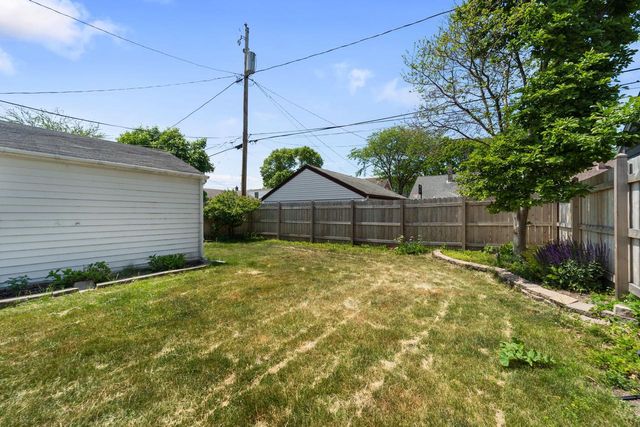 5639 N Bay Ridge AVENUE, Whitefish Bay, WI 53217