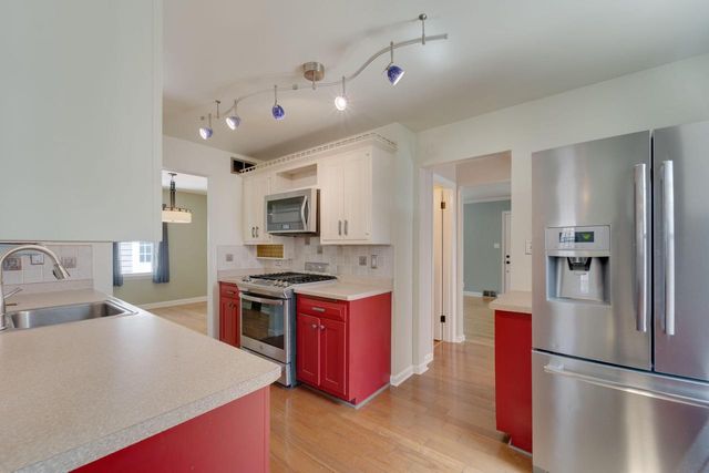 5639 N Bay Ridge AVENUE, Whitefish Bay, WI 53217