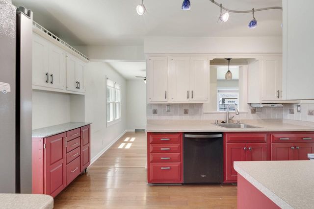 5639 N Bay Ridge AVENUE, Whitefish Bay, WI 53217