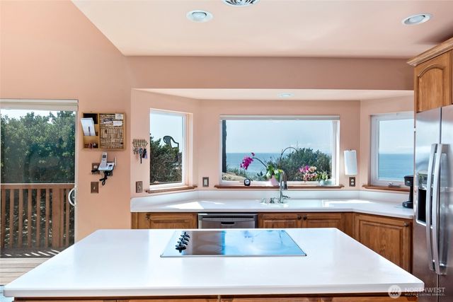 2345 W Beach Road, Oak Harbor, WA 98277