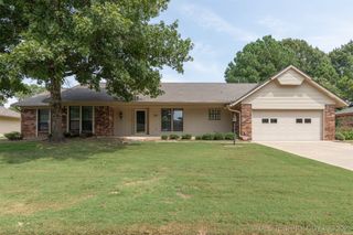834 Lynwood Lane, Broken Arrow, OK 74011