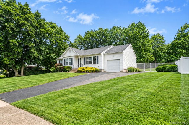 23 School Street, Lake Ronkonkoma, NY 11779
