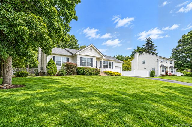 23 School Street, Lake Ronkonkoma, NY 11779