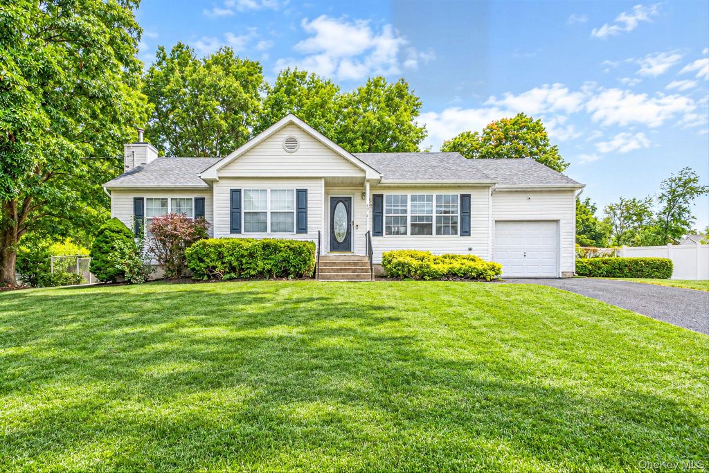23 School Street, Lake Ronkonkoma, NY 11779