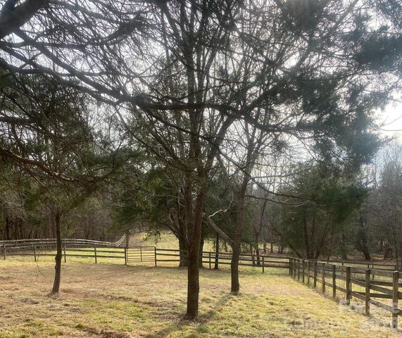 3205 Collinsville Road, Columbus, NC 28722