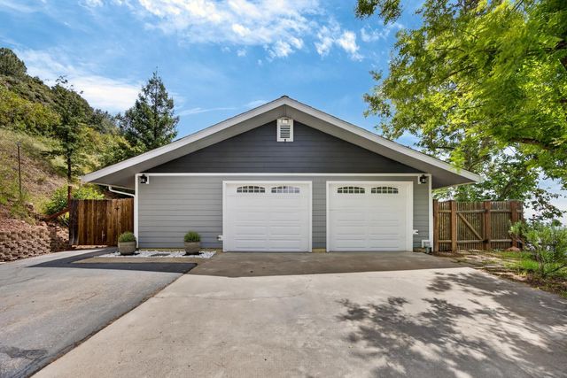 8950 W Butte Mountain Ln, Jackson, CA 95642