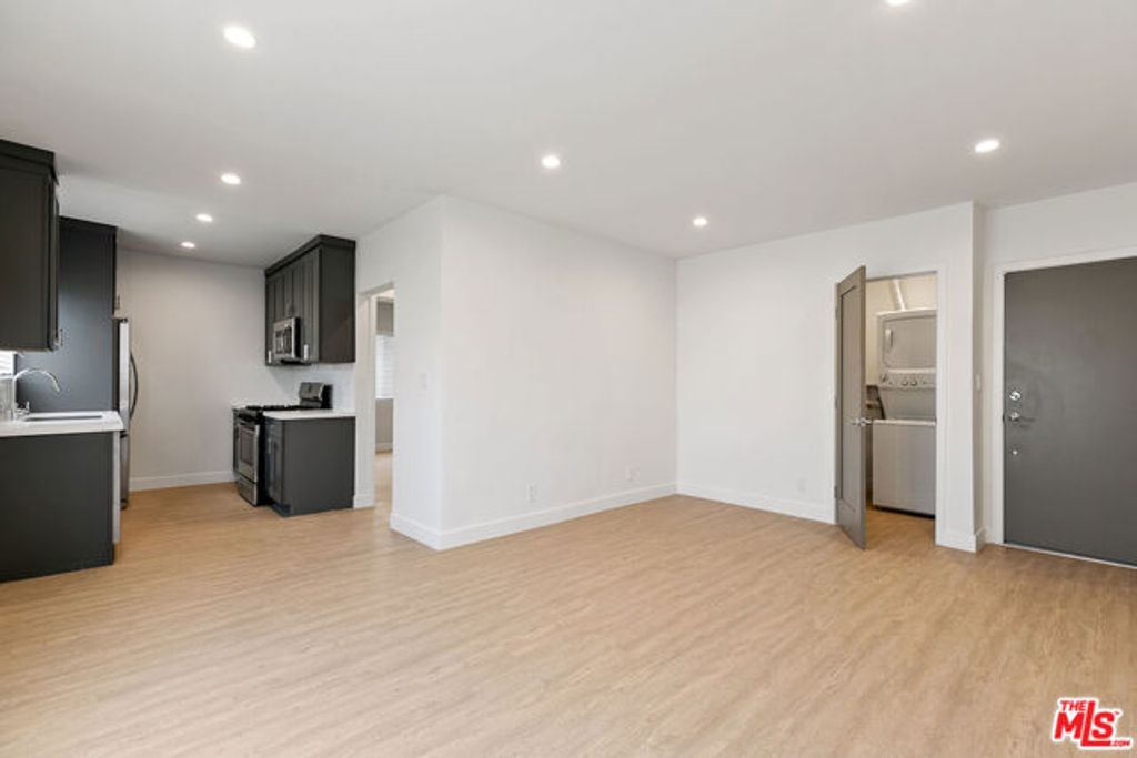 3314 S MENTONE Avenue 8, Los Angeles, CA 90034