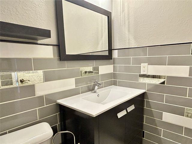 208 SE 15th St, Dania Beach, FL 33004