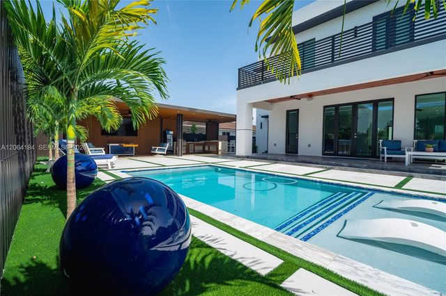 9330 SW 34th St, Miami, FL 33165