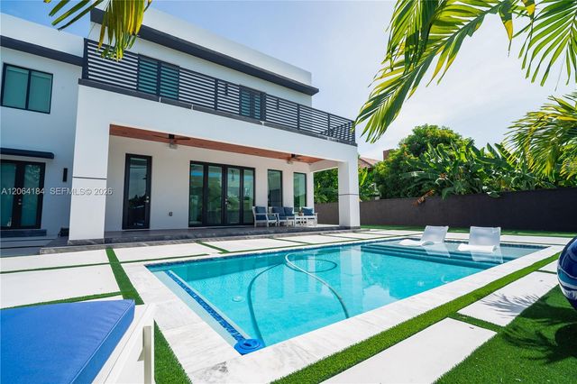 9330 SW 34th St, Miami, FL 33165