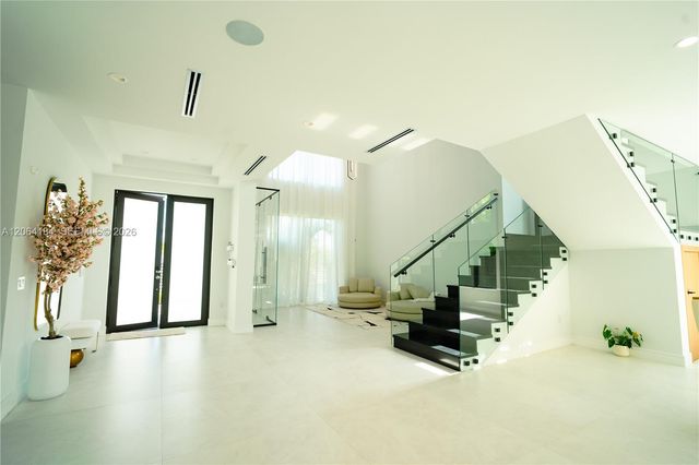 9330 SW 34th St, Miami, FL 33165