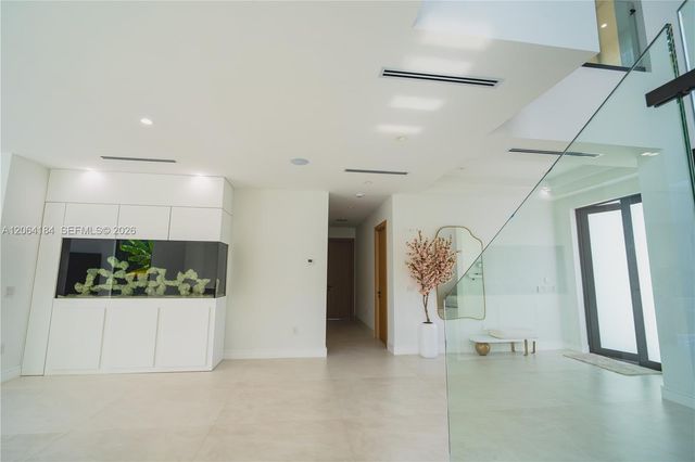9330 SW 34th St, Miami, FL 33165