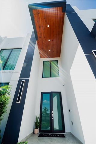 9330 SW 34th St, Miami, FL 33165