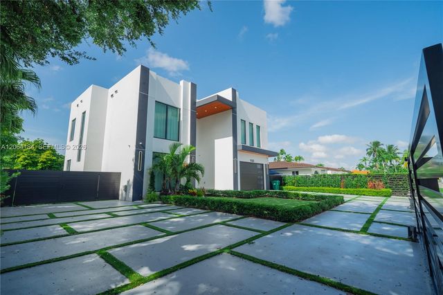 9330 SW 34th St, Miami, FL 33165