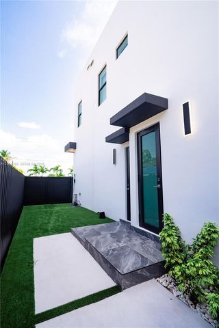 9330 SW 34th St, Miami, FL 33165