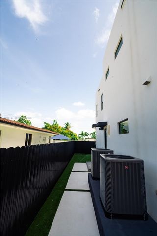 9330 SW 34th St, Miami, FL 33165