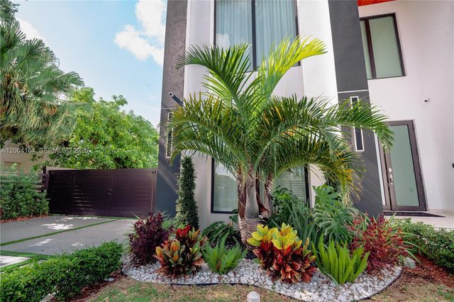 9330 SW 34th St, Miami, FL 33165