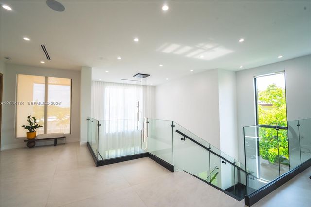 9330 SW 34th St, Miami, FL 33165