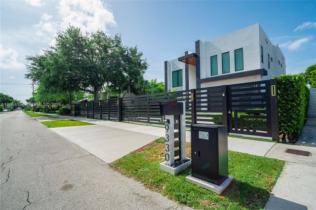9330 SW 34th St, Miami, FL 33165