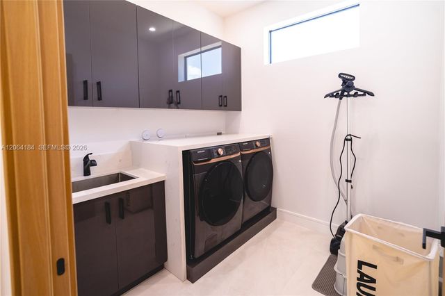 9330 SW 34th St, Miami, FL 33165