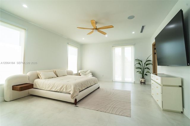 9330 SW 34th St, Miami, FL 33165
